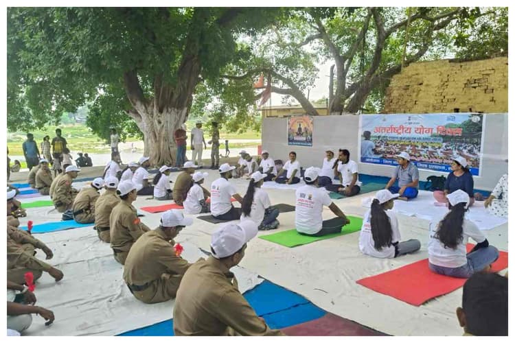 बूढ़ी गंडक तट पर योग दिवस का आयोजन, नदियों को स्वच्छ रखने का लिया संकल्प