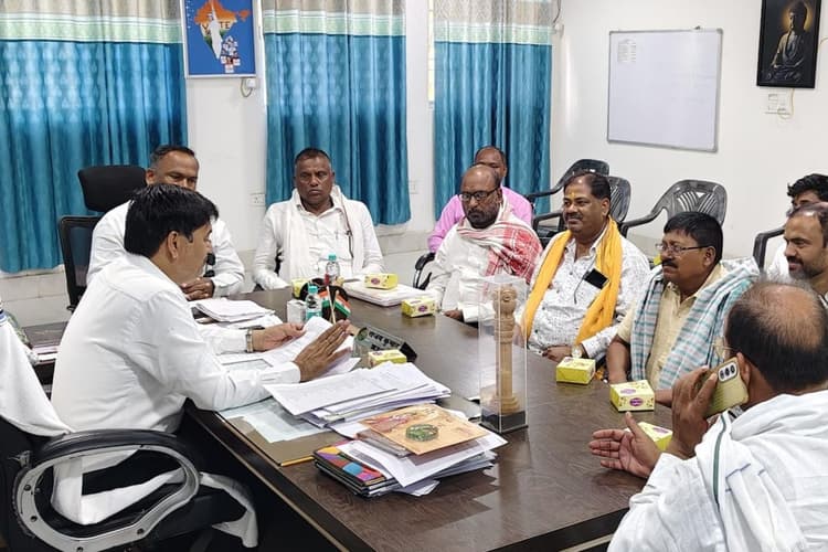 गढ़वा: SIR पर एसडीएम ने बैठक कर दूर किया राजनीतिक दलों का भ्रम, मैपिंग छूटी तो बीएलओ से करें संपर्क