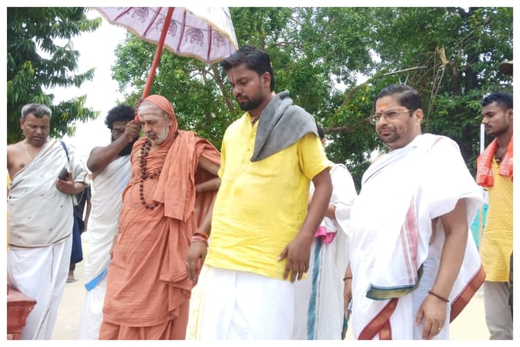 Sitamarhi: योगानंदेश्वर सरस्वती मठ के पीठाधीश्वर ने पुनौराधाम में की पूजा-अर्चना