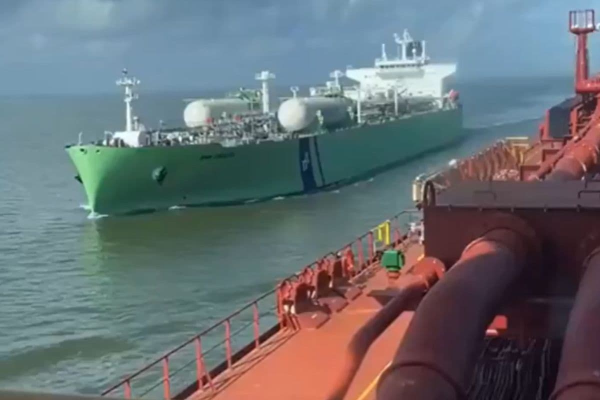 62370 टन LNG लेकर भारत आ रहा है जहाज दिशा, 3 महीने बाद किया होर्मुज पार