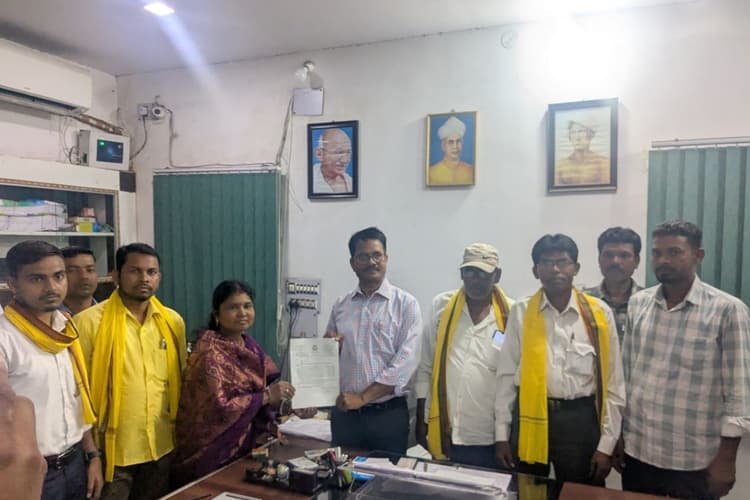 चांडिल के सिंहभूम कॉलेज में कुड़मालि विषय की पढ़ाई शुरू करने की मांग, जिप उपाध्यक्ष ने सौंपा मांगपत्र