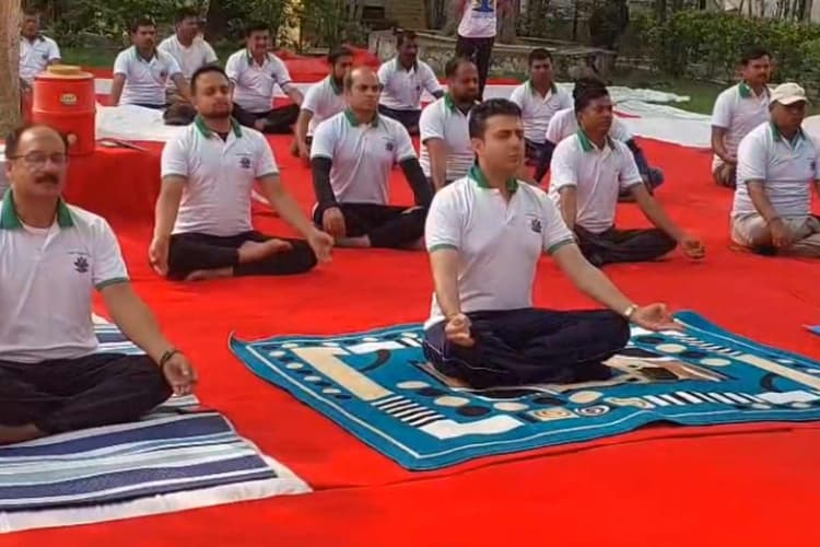 योग भारतीय संस्कृति की अमूल्य धरोहर, डीएम ने बताया निरोग और तनावमुक्त रहने का मंत्र