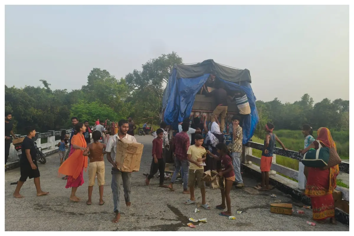 ट्रक पर था 2000 लीटर विदेशी शराब, भनक लगने पर लूटने लगे ग्रामीण, पुलिस पहुंचते ही मचा हड़कंप