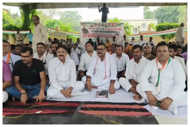 महंगाई, अपराध और नीट पेपर लीक के खिलाफ सीतामढ़ी में कांग्रेस का धरना, सरकार पर साधा निशाना