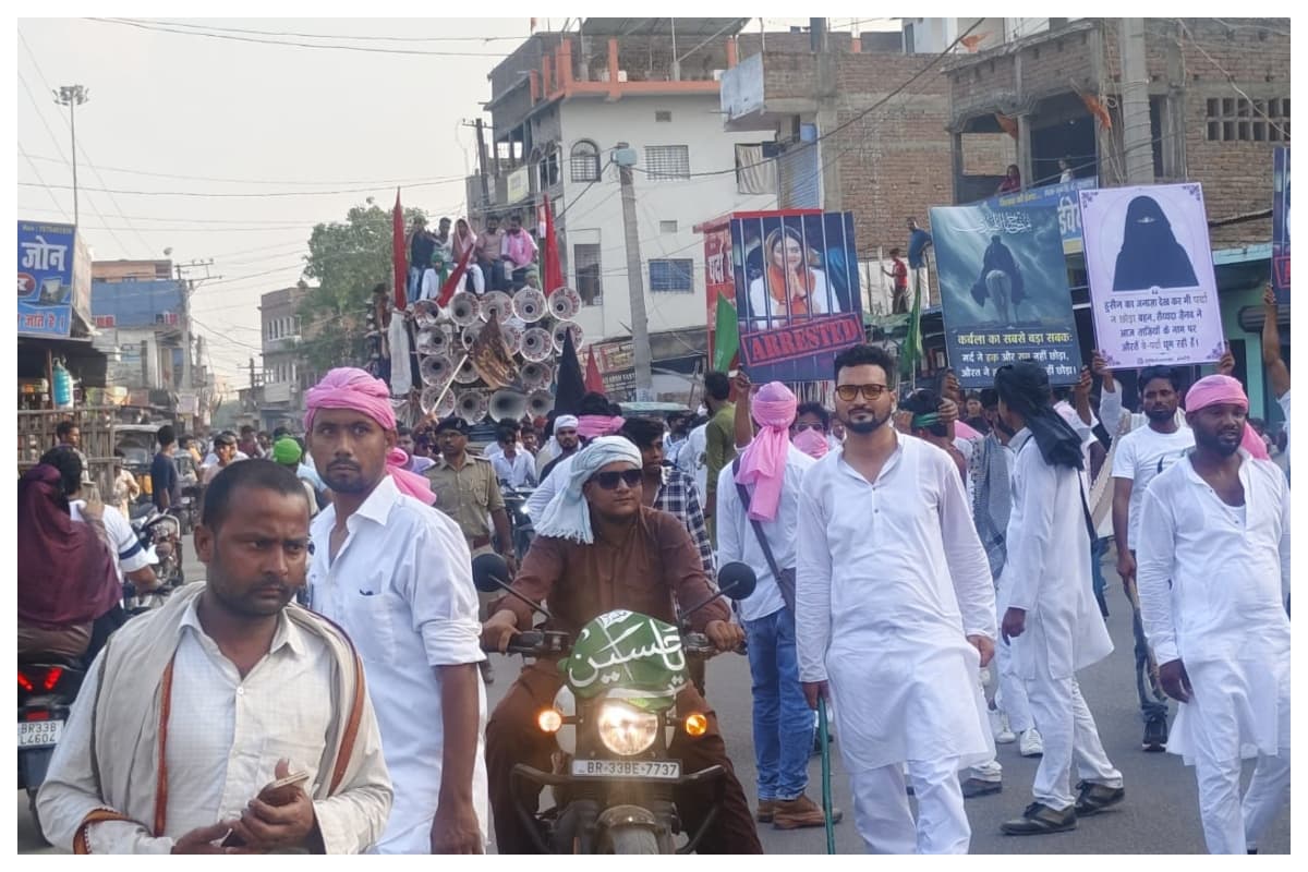 ताजपुर में निकला भव्य ताजिया जुलूस, अखाड़ों के खिलाड़ियों ने दिखाए हैरतअंगेज करतब