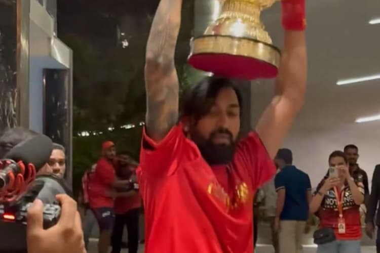 सिर पर IPL ट्रॉफी रखकर नाचे क्रुणाल पंड्या, कोहली ने भी मिलाए कदम, वीडियो वायरल