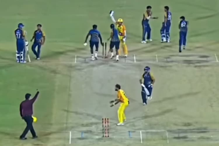 क्रिकेट इतिहास का सबसे बड़ा 'ब्लंडर'! बिना गेंद डाले ही अंपायर ने विरोधी टीम को घोषित किया विजेता, वीडियो देख पकड़ लेंगे सिर