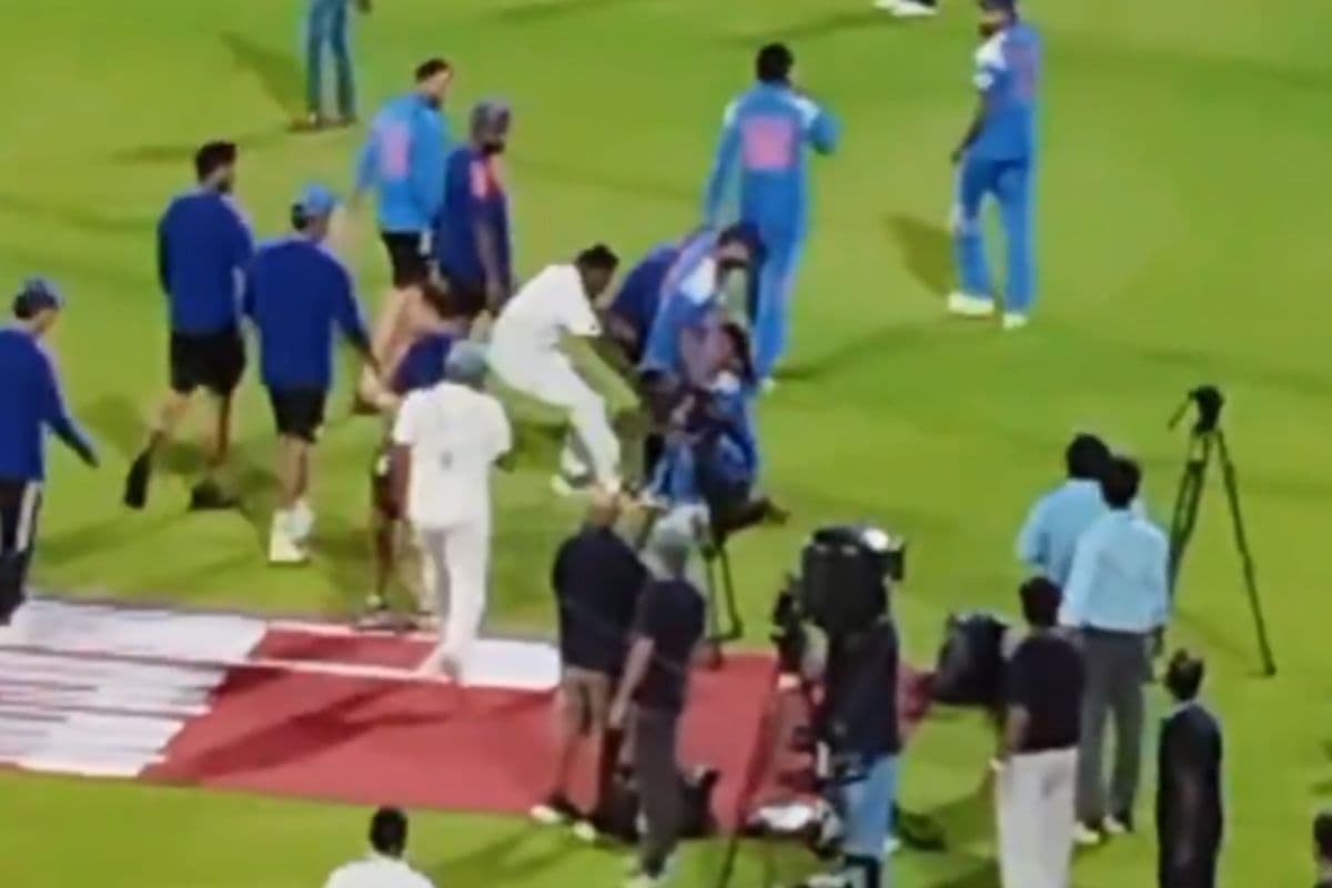 मैदान पर सुरक्षा की धज्जियां उड़ीं! रोहित को छूने की जिद में फैन ने पार की सारी हदें, देखें फिर क्या हुआ…