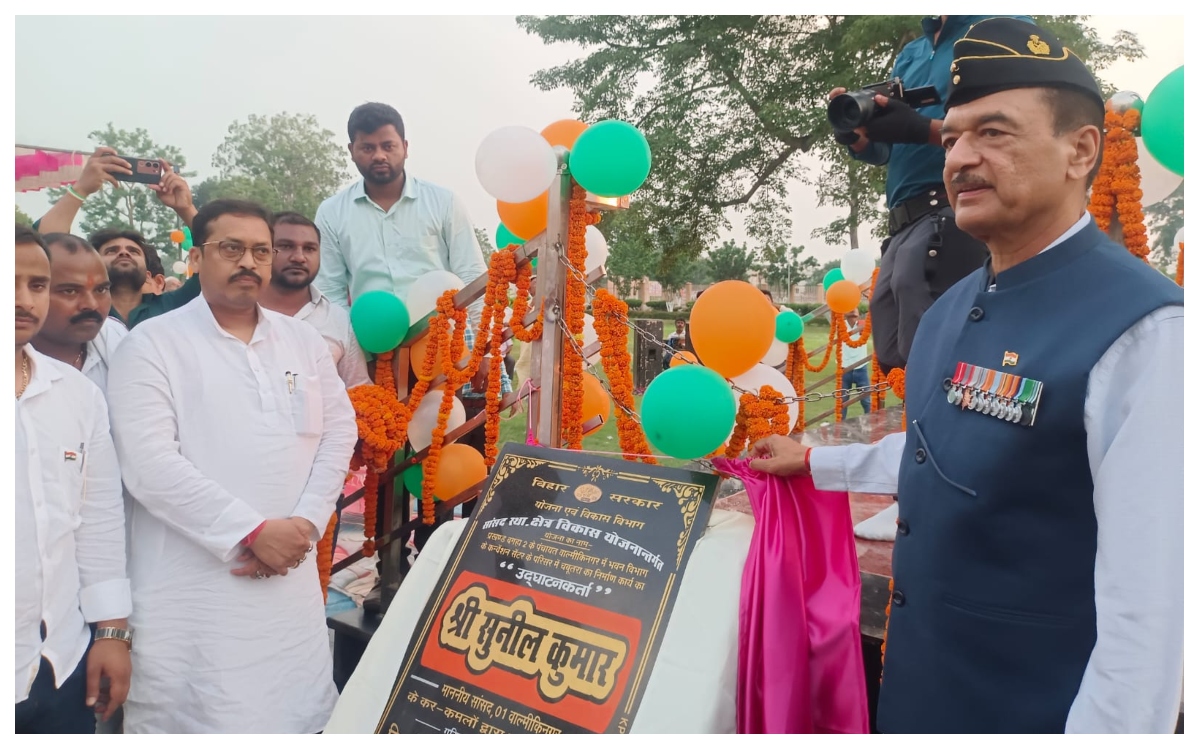 MP Sunil Kumar hoisting the national flag on a 108-foot-high flag tower at Valmikinagar International Convention Hall. MP Sunil Kumar hoisting the national flag on a 108-foot-high flag tower at Valmikinagar International Convention Hall.