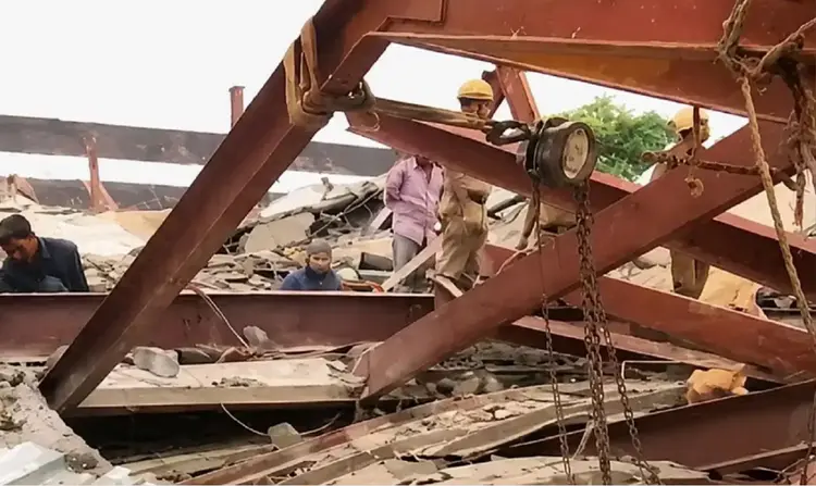 कोलकाता के ताराताला में अचानक ढहा गोदाम, मलबे में कम से कम 40 लोग दबे