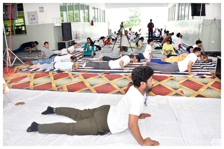 Yoga Day 2026: हेल्थ फॉर एजिंग थीम पर मधुबनी मेडिकल कॉलेज में योग दिवस का आयोजन