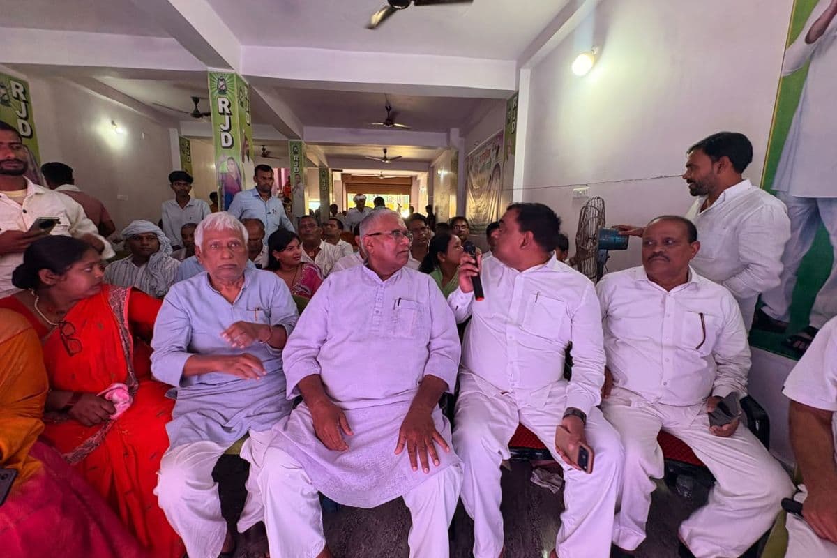 नवादा में राजद का 30वां स्थापना दिवस: तेजस्वी यादव बोले—बिहार में कानून-व्यवस्था चौपट, बेरोजगारी-महंगाई पर सरकार को घेरा नवादा में राजद का 30वां स्थापना दिवस: तेजस्वी यादव बोले—बिहार में कानून-व्यवस्था चौपट, बेरोजगारी-महंगाई पर सरकार को घेरा