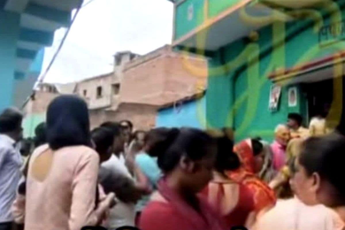 नवादा में आत्महत्या या साजिश? किराए के मकान में पंखे से लटका मिला विवाहिता का शव, जांच में जुटी पुलिस नवादा में आत्महत्या या साजिश? किराए के मकान में पंखे से लटका मिला विवाहिता का शव, जांच में जुटी पुलिस