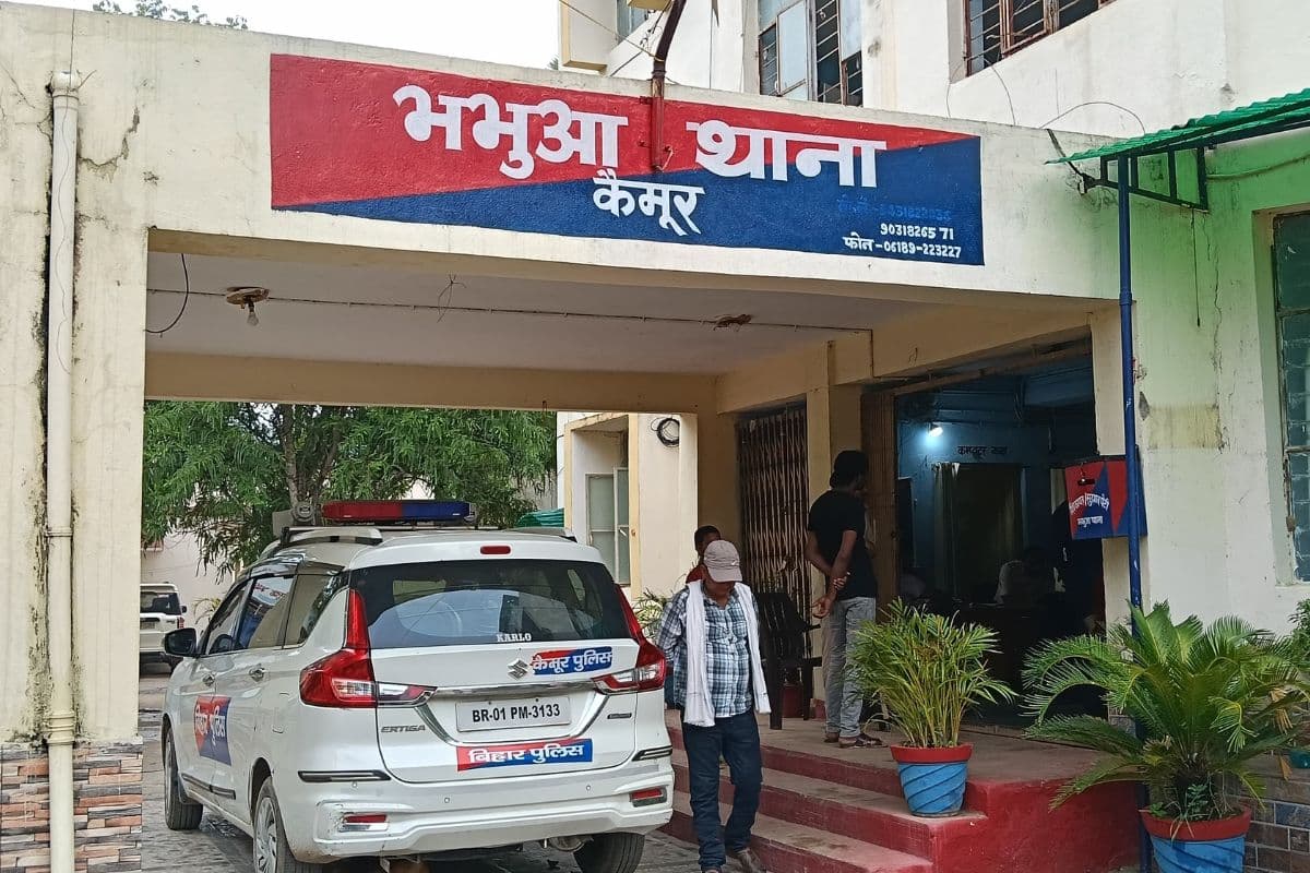 कैमूर में पुलिस का मेगा ऑपरेशन: छापेमारी में 63 गिरफ्तार, हथियार और भारी मात्रा में शराब बरामद कैमूर में पुलिस का मेगा ऑपरेशन: छापेमारी में 63 गिरफ्तार, हथियार और भारी मात्रा में शराब बरामद
