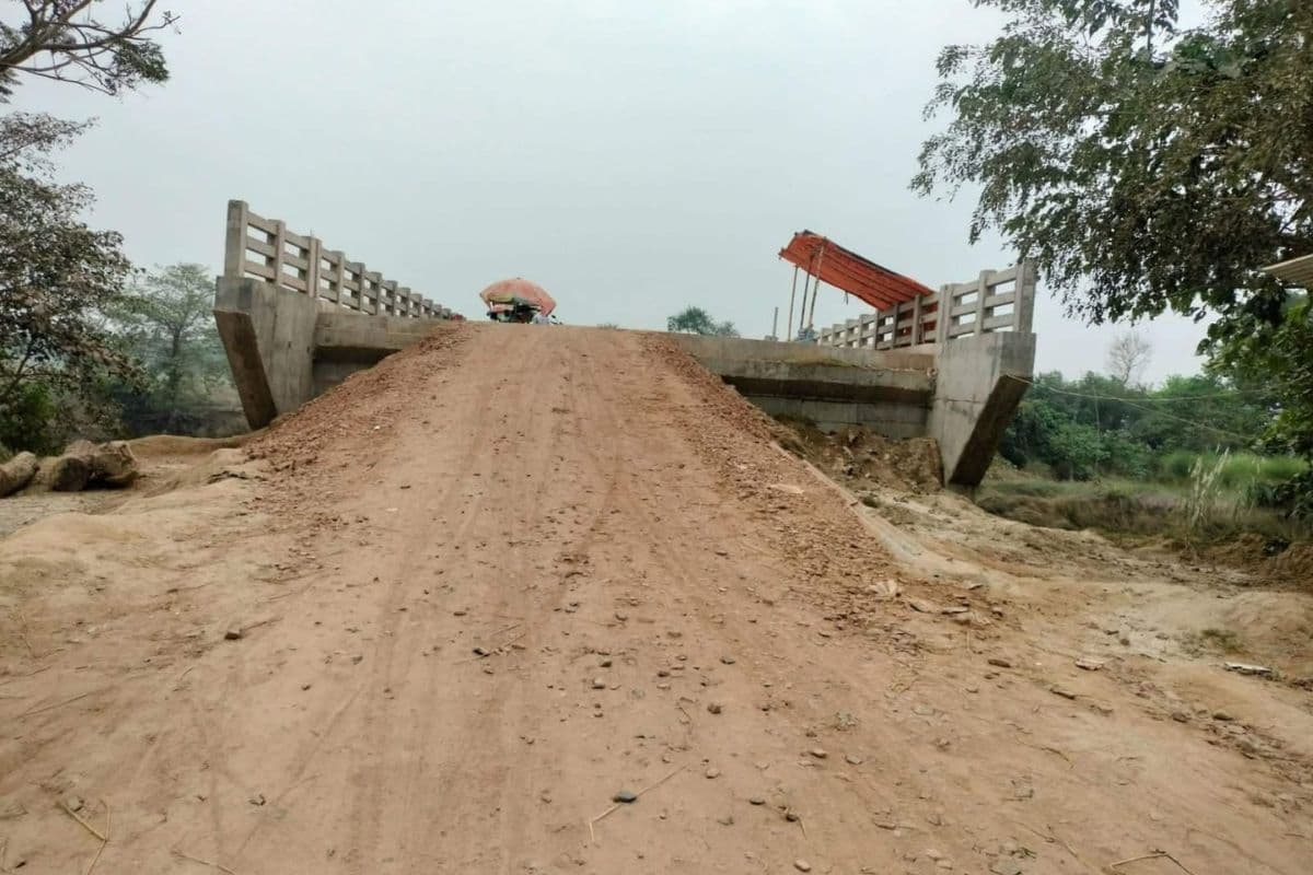 करोड़ों का पुल बना, लेकिन रास्ता नहीं बना… जान जोखिम में डालकर गुजर रहे ग्रामीण