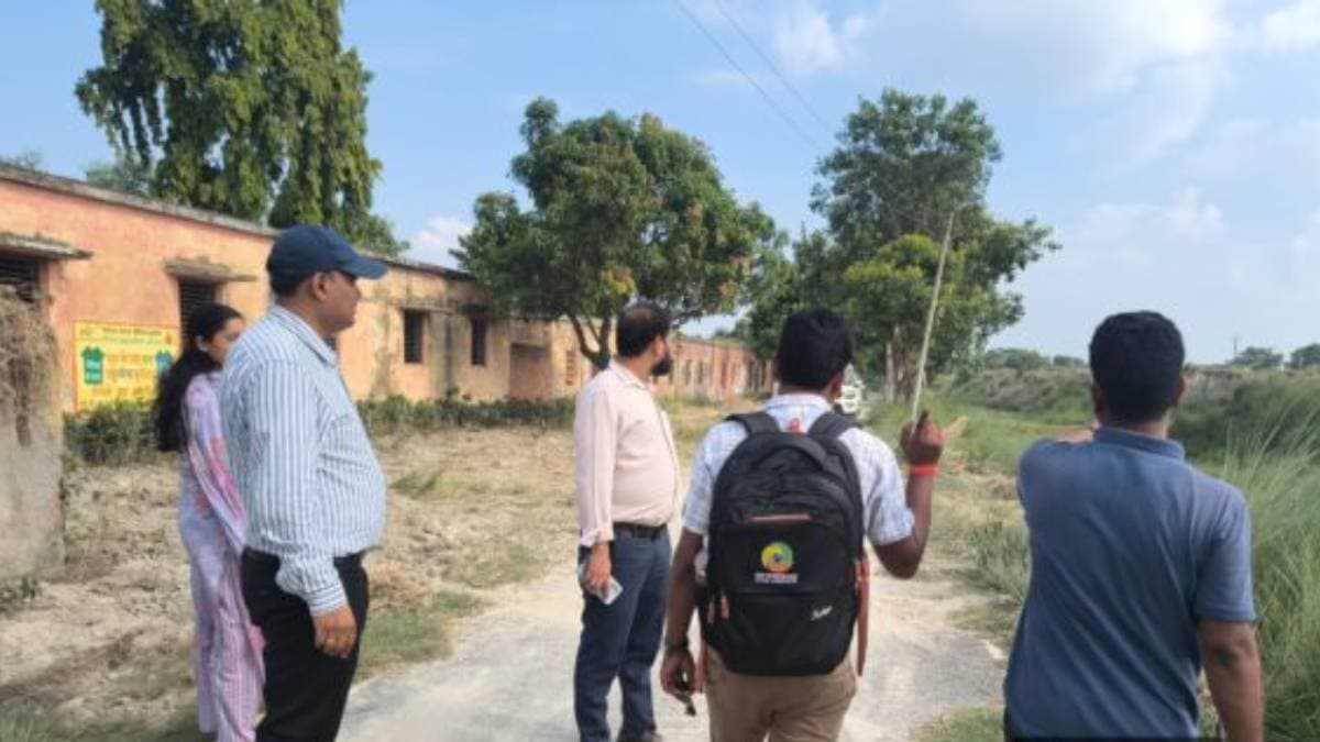 महाराजगंज में भूमि का निरीक्षण करते हुए नगर पंचायत की टीम महाराजगंज में भूमि का निरीक्षण करते हुए नगर पंचायत की टीम