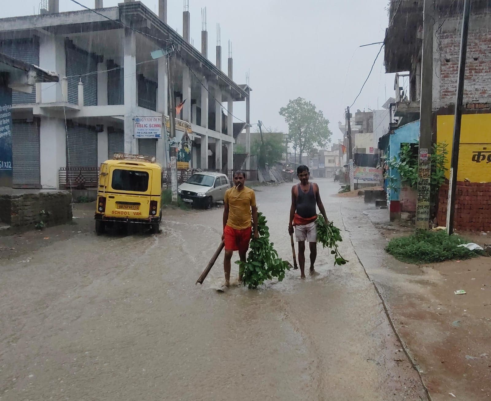 बारिश से सडक पर जमा हुआ पानी बारिश से सडक पर जमा हुआ पानी
