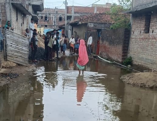 नाली बंद करने से ग्रामीणो में आक्रोश नाली बंद करने से ग्रामीणो में आक्रोश