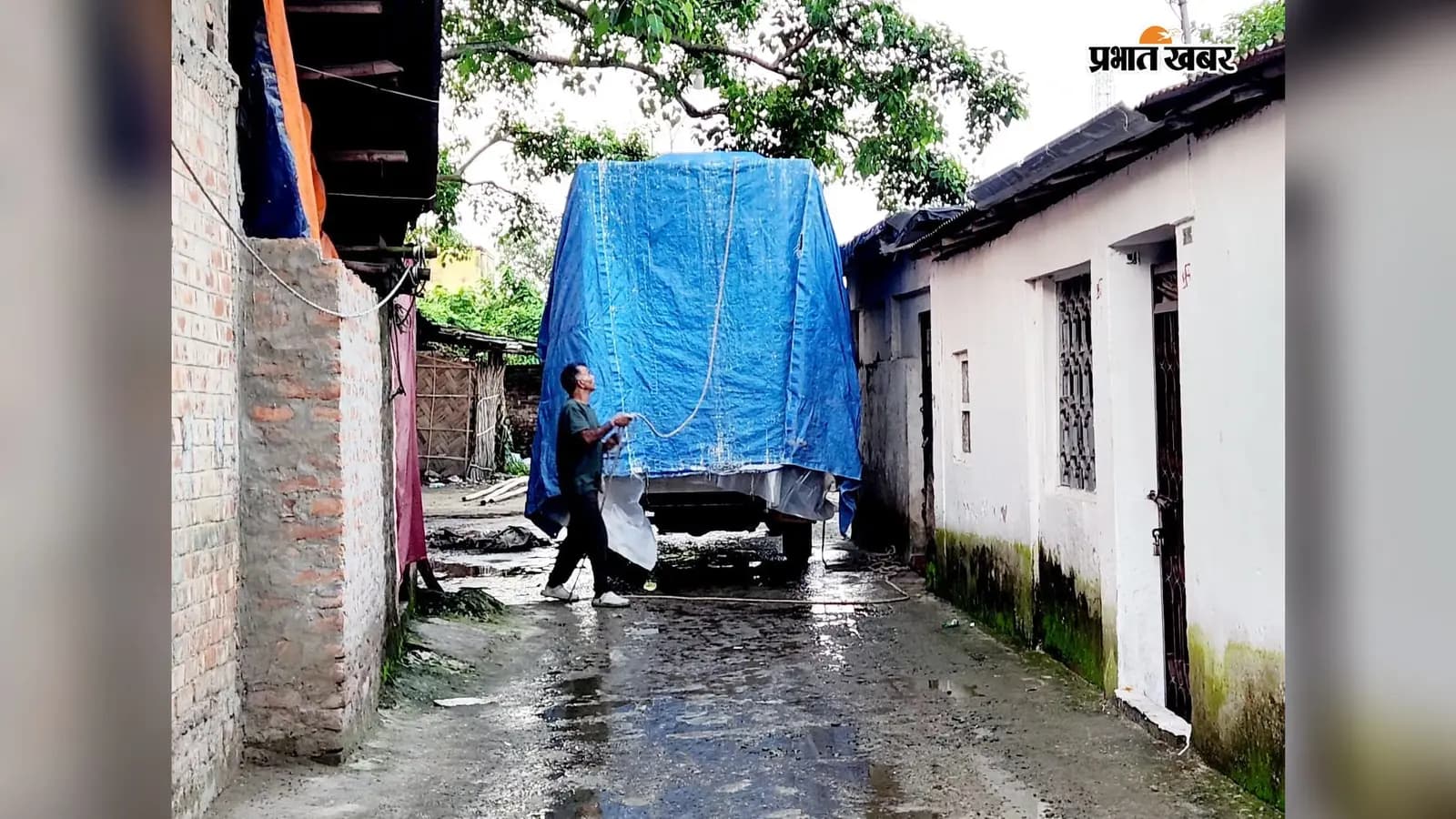 बीच सड़क पर खड़ा माल वाहक वाहन बीच सड़क पर खड़ा माल वाहक वाहन