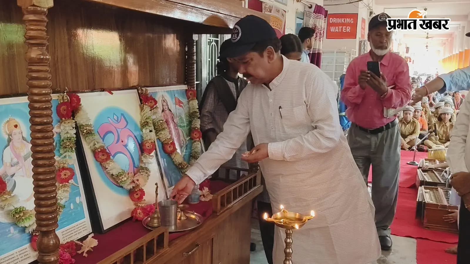 मोतीबाग स्थित सरस्वती विद्या मंदिर सैनिक स्कूल के उद्घाटन समारोह में दीप प्रज्वलित करते मंत्री डॉ. दिलीप कुमार जायसवाल. मोतीबाग स्थित सरस्वती विद्या मंदिर सैनिक स्कूल के उद्घाटन समारोह में दीप प्रज्वलित करते मंत्री डॉ. दिलीप कुमार जायसवाल.