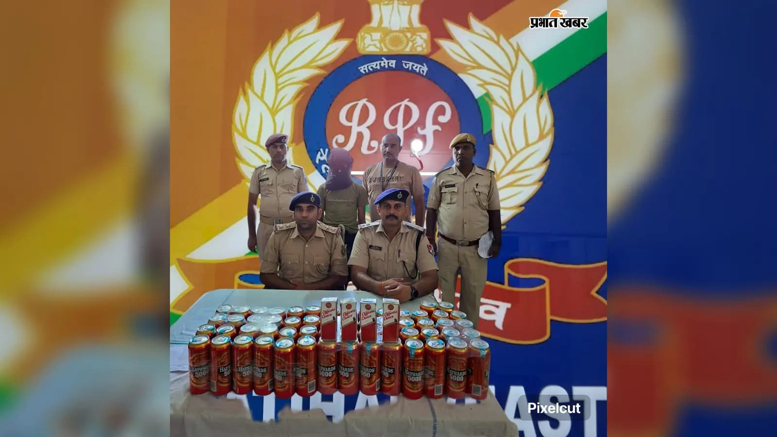 बरामद विदेशी शराब के साथ गिरफ्तार आरोपी और कार्रवाई करती आरपीएफ-जीआरपी टीम. बरामद विदेशी शराब के साथ गिरफ्तार आरोपी और कार्रवाई करती आरपीएफ-जीआरपी टीम.