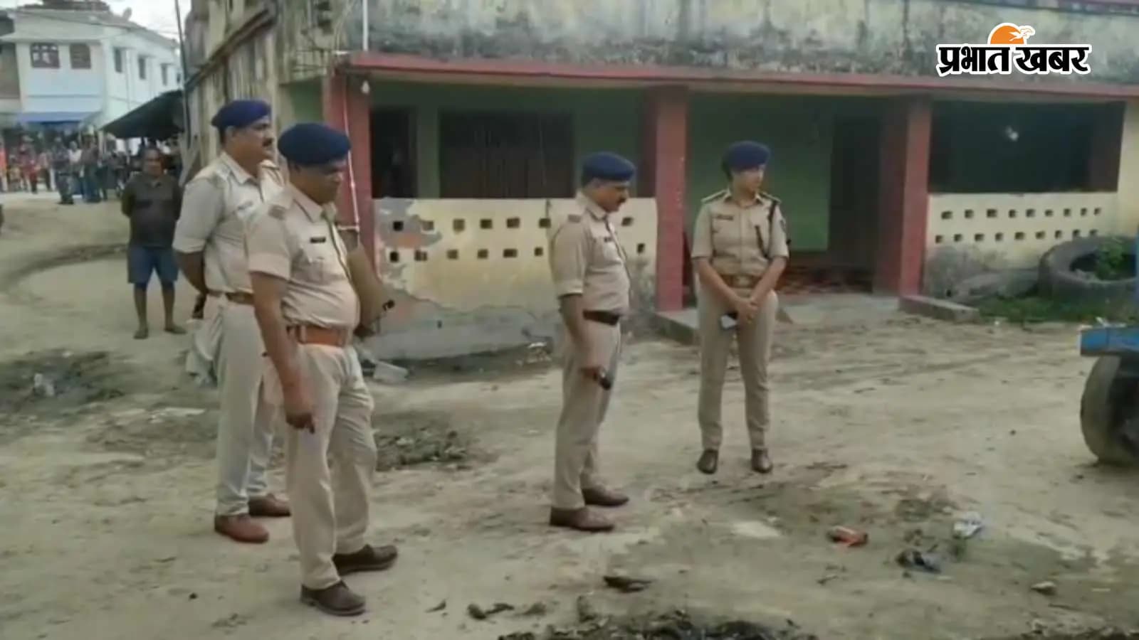 घटनास्थल पहुंच चर्चित पुट्टू मिश्रा हत्याकांड की जांच करते एसपी घटनास्थल पहुंच चर्चित पुट्टू मिश्रा हत्याकांड की जांच करते एसपी
