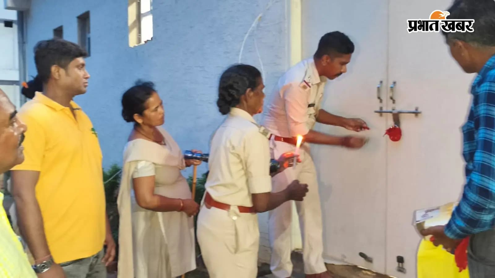कार्रवाई करते हुए कार्रवाई करते हुए