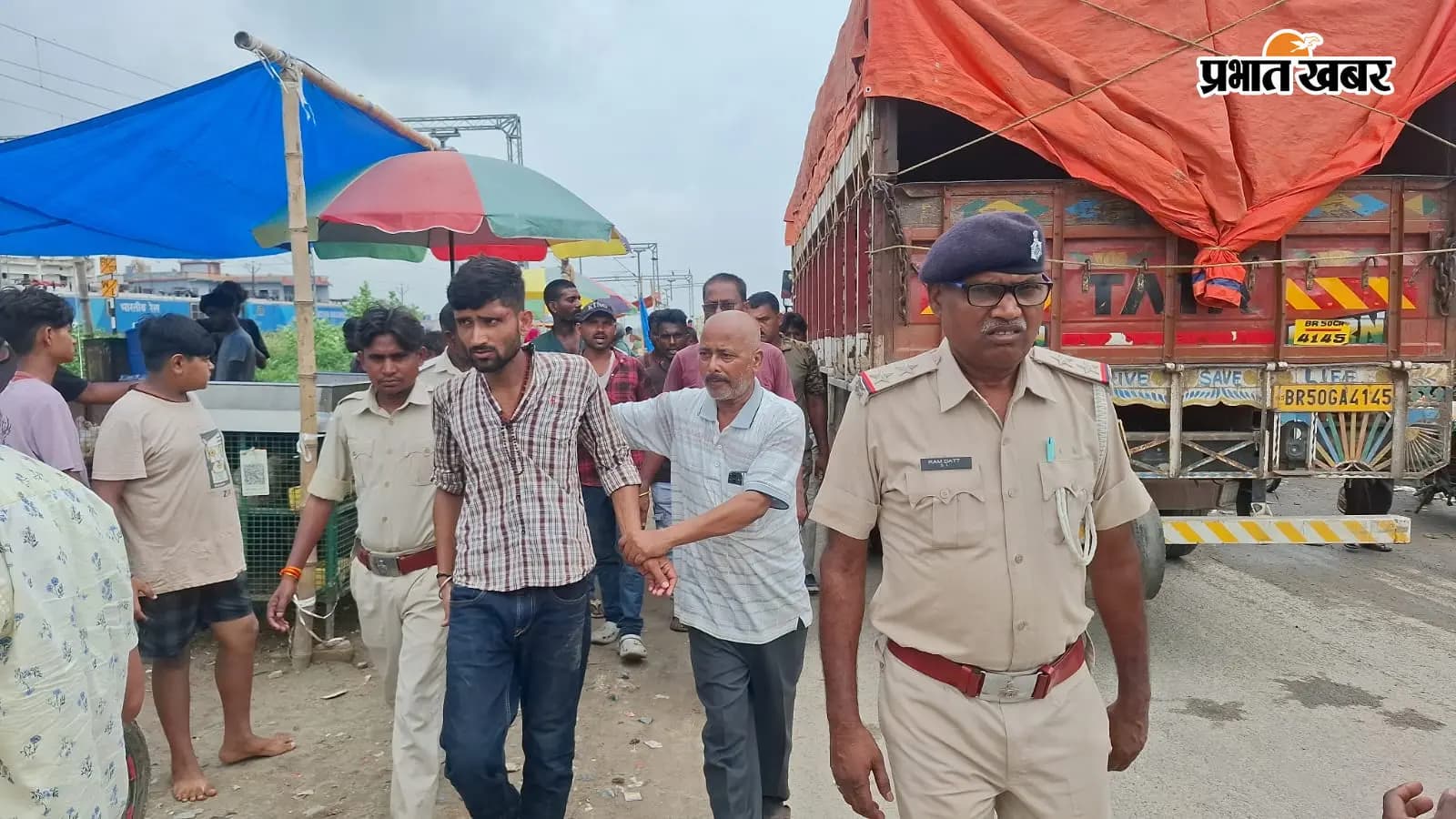लोगों ने एक संदिग्ध को दबोचा लोगों ने एक संदिग्ध को दबोचा