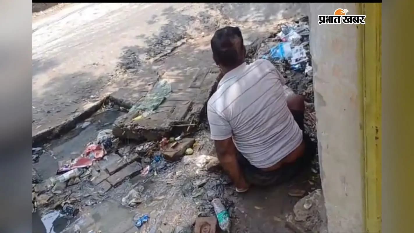 घसीटते हुए गंदे पानी को पार कर मेडिकल कैंप में जाता दिव्यांग | Prabhat Khabar घसीटते हुए गंदे पानी को पार कर मेडिकल कैंप में जाता दिव्यांग | Prabhat Khabar