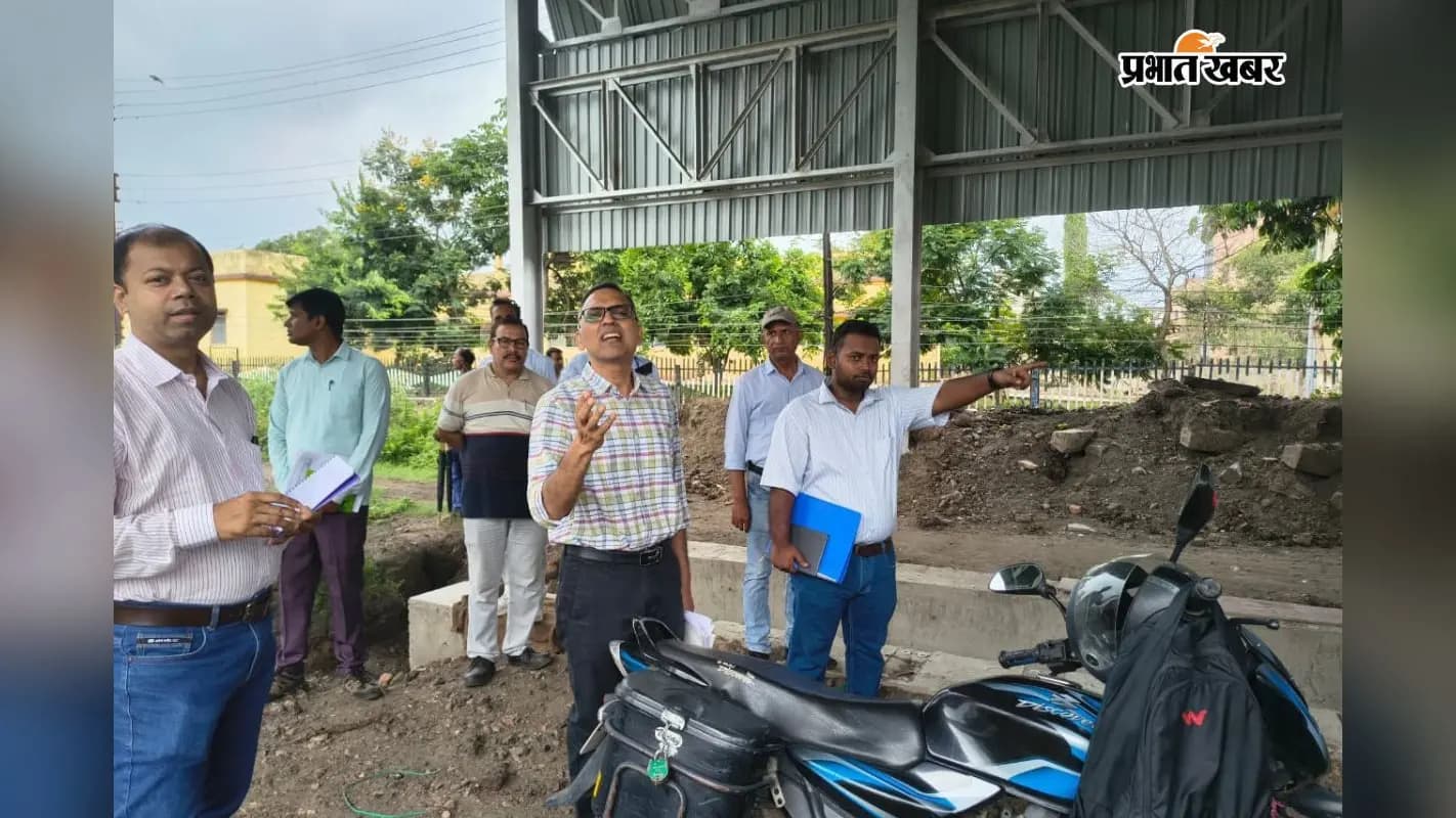 जमालपुर कोचिंग डिपो का निरीक्षण करते अधिकारी जमालपुर कोचिंग डिपो का निरीक्षण करते अधिकारी
