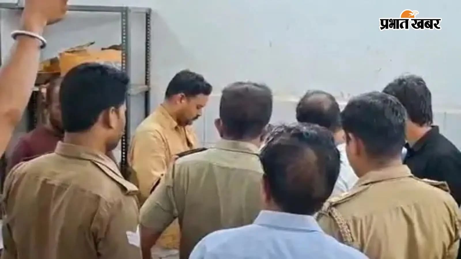 घटना स्थल पर पहुंची पुलिस घटना स्थल पर पहुंची पुलिस