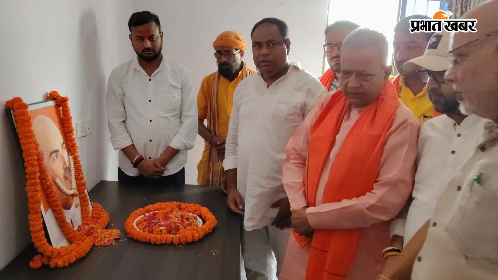 पुष्पांजलि अर्पित करते भाजपा नेता पुष्पांजलि अर्पित करते भाजपा नेता