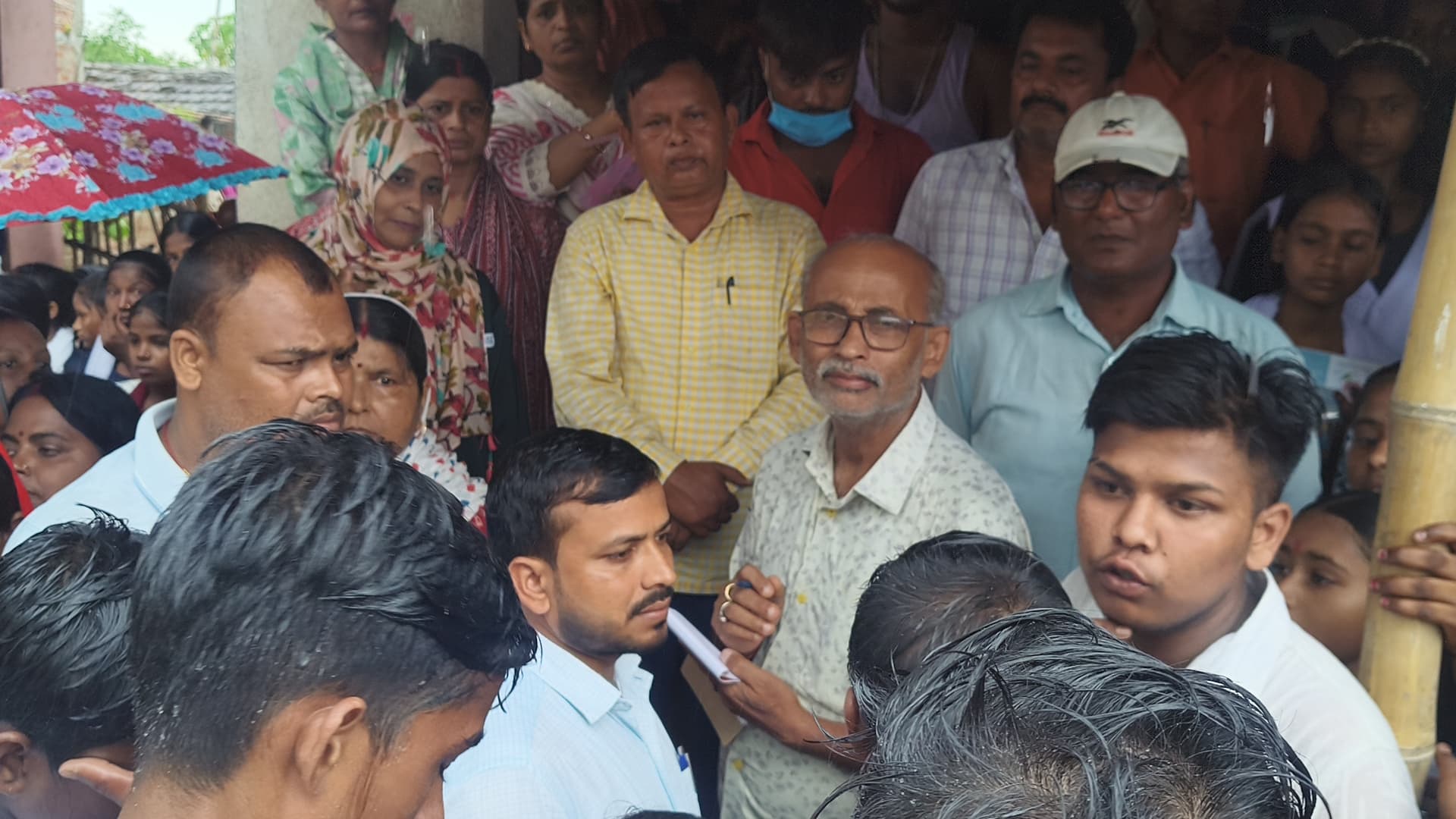 प्रभारी बदलने के आदेश पर भड़के छात्र, स्कूल में तालाबंदी, मुकेश कुमार को बनाए रखने की मांग, सड़क जाम की चेतावनी प्रभारी बदलने के आदेश पर भड़के छात्र, स्कूल में तालाबंदी, मुकेश कुमार को बनाए रखने की मांग, सड़क जाम की चेतावनी