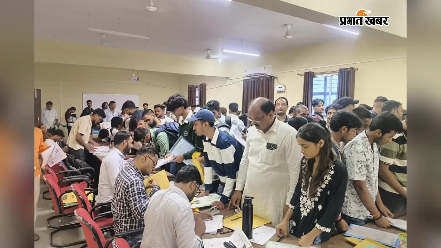 कॉलेज परिसर में नामांकन प्रक्रिया पूरी करते नव-प्रवेशी इंजीनियरिंग छात्र कॉलेज परिसर में नामांकन प्रक्रिया पूरी करते नव-प्रवेशी इंजीनियरिंग छात्र