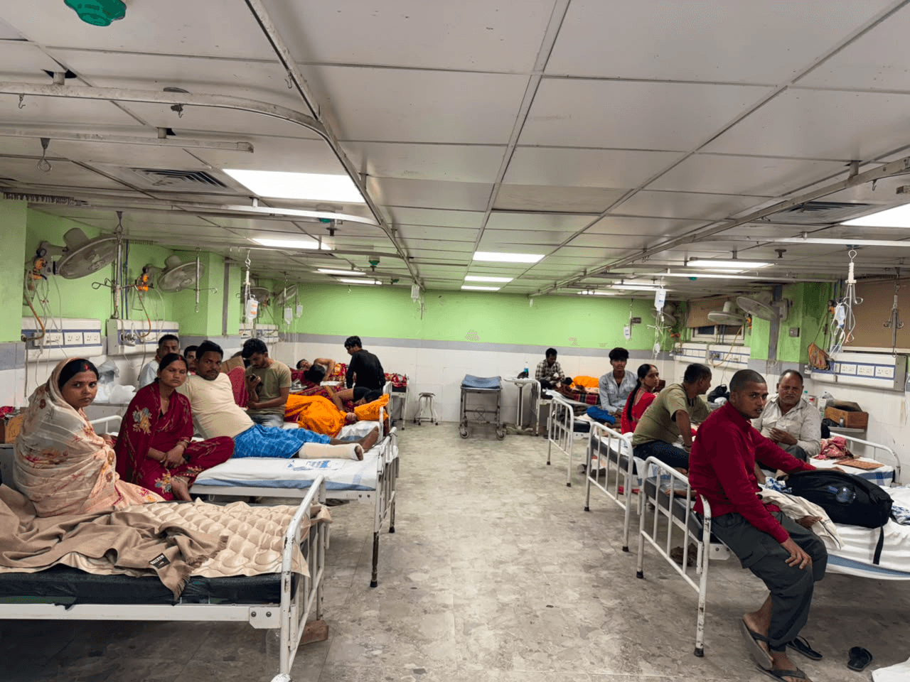 अस्पताल में भर्ती मरीजों को हो रही है परेशानी. फोटो - प्रभात खबर