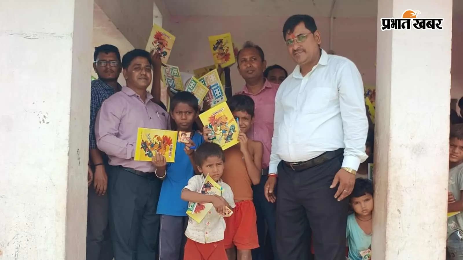 ग्रामीण बच्चों के बीच पुस्तक वितरण करते संदीप विश्वविधालय के पदाधिकारी ग्रामीण बच्चों के बीच पुस्तक वितरण करते संदीप विश्वविधालय के पदाधिकारी
