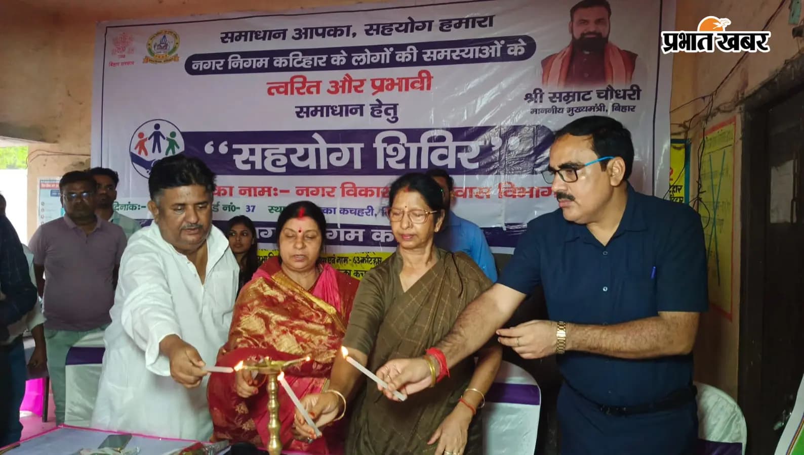 सहयोग शिविर का दीप प्रज्वलित कर शुभारंभ करते महापौर ऊषा देवी अग्रवाल, उप महापौर मंजूर खान, नगर आयुक्त संतोष कुमार एवं अन्य. सहयोग शिविर का दीप प्रज्वलित कर शुभारंभ करते महापौर ऊषा देवी अग्रवाल, उप महापौर मंजूर खान, नगर आयुक्त संतोष कुमार एवं अन्य.