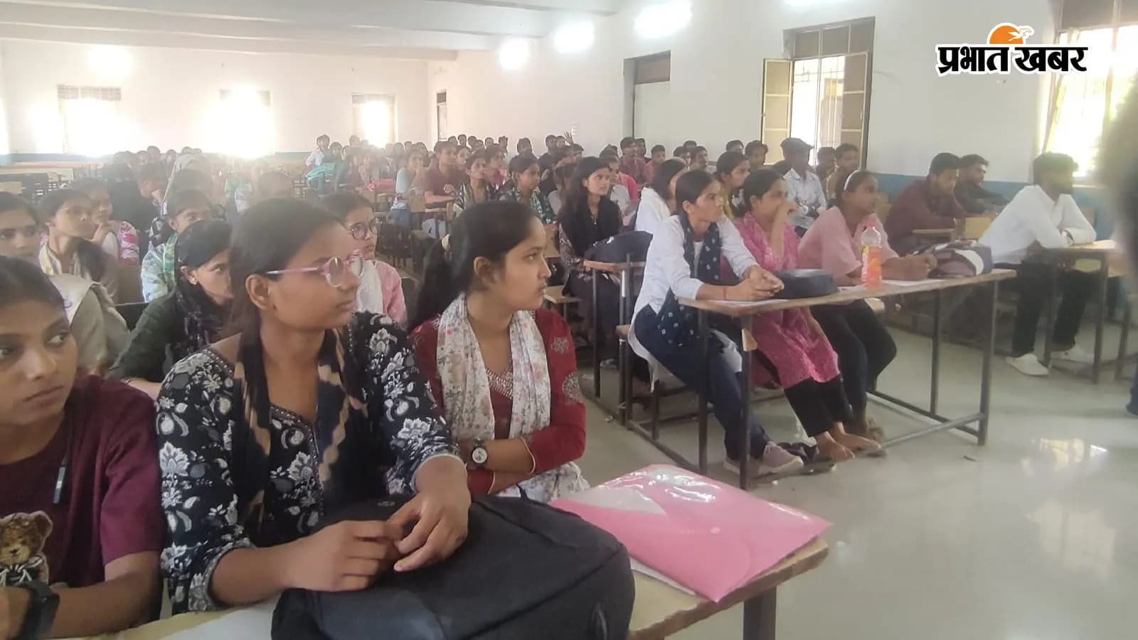 कार्यक्रम में मौजूद छात्र-छात्रायें, फोटो: Prabhat Khabar कार्यक्रम में मौजूद छात्र-छात्रायें, फोटो: Prabhat Khabar