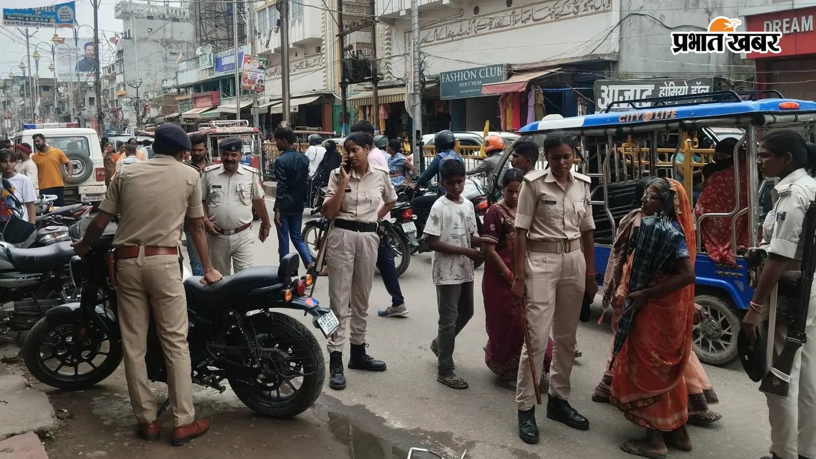 घटना के बाद मौके पर मौजूद पुलिसकर्मी घटना के बाद मौके पर मौजूद पुलिसकर्मी