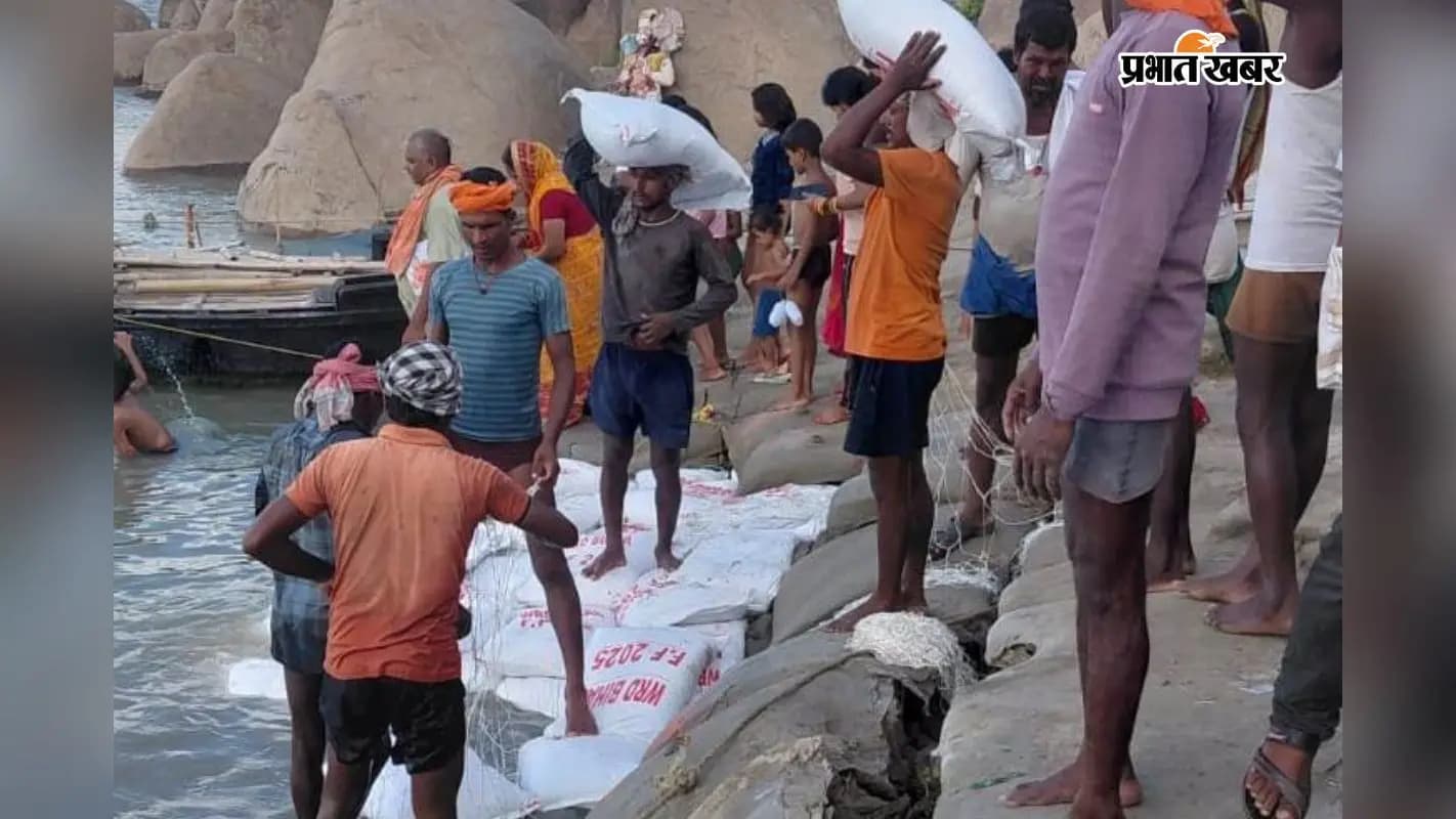 घाट तैयार करते श्रमिक. घाट तैयार करते श्रमिक.