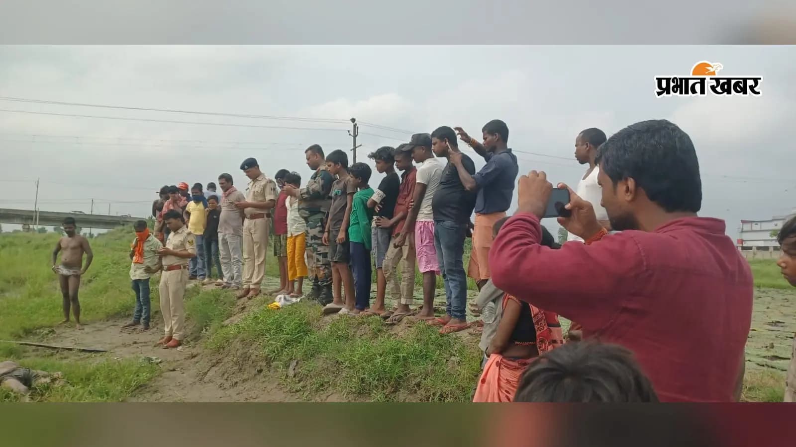 घटना के बाद ग्रामीणों की भीड़ व जांच करती पुलिस घटना के बाद ग्रामीणों की भीड़ व जांच करती पुलिस