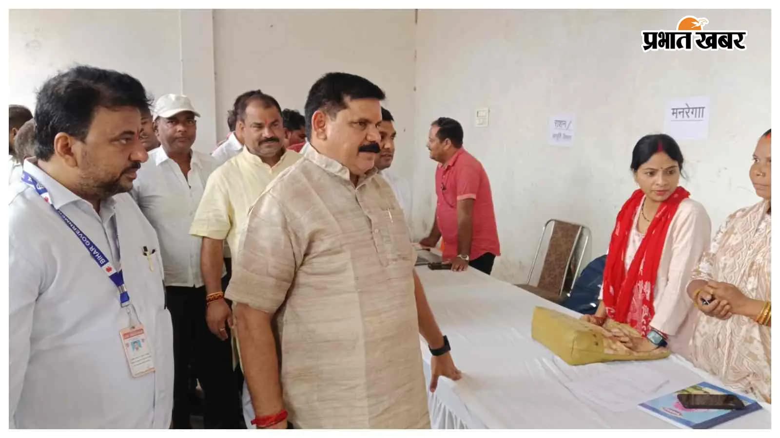 सहयोग शिविर में ग्रामीणों की समस्याएं सुनते केंद्रीय मंत्री सतीश चंद्र दुबे सहयोग शिविर में ग्रामीणों की समस्याएं सुनते केंद्रीय मंत्री सतीश चंद्र दुबे