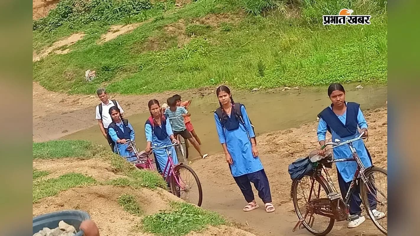 बंधुडीह गांव के पास लौहगढ़ नदी को पार करते बच्चे. बंधुडीह गांव के पास लौहगढ़ नदी को पार करते बच्चे.
