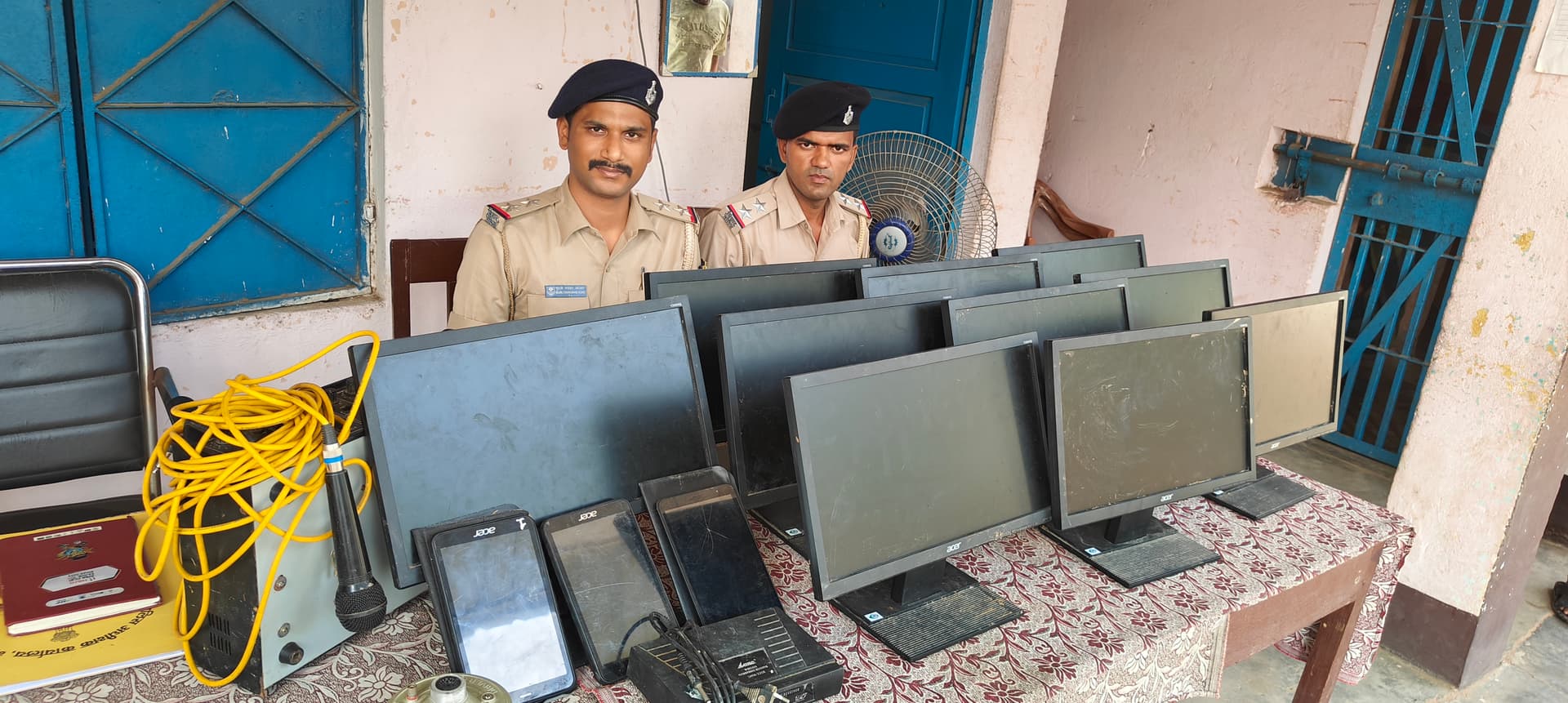 बिंद पुलिस ने स्कूल में हुई चोरी का किया खुलासा, तीन गिरफ्तार बिंद पुलिस ने स्कूल में हुई चोरी का किया खुलासा, तीन गिरफ्तार