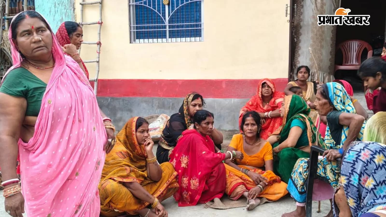 किसान की मौत के बाद रोते-बिलखते परिजन किसान की मौत के बाद रोते-बिलखते परिजन