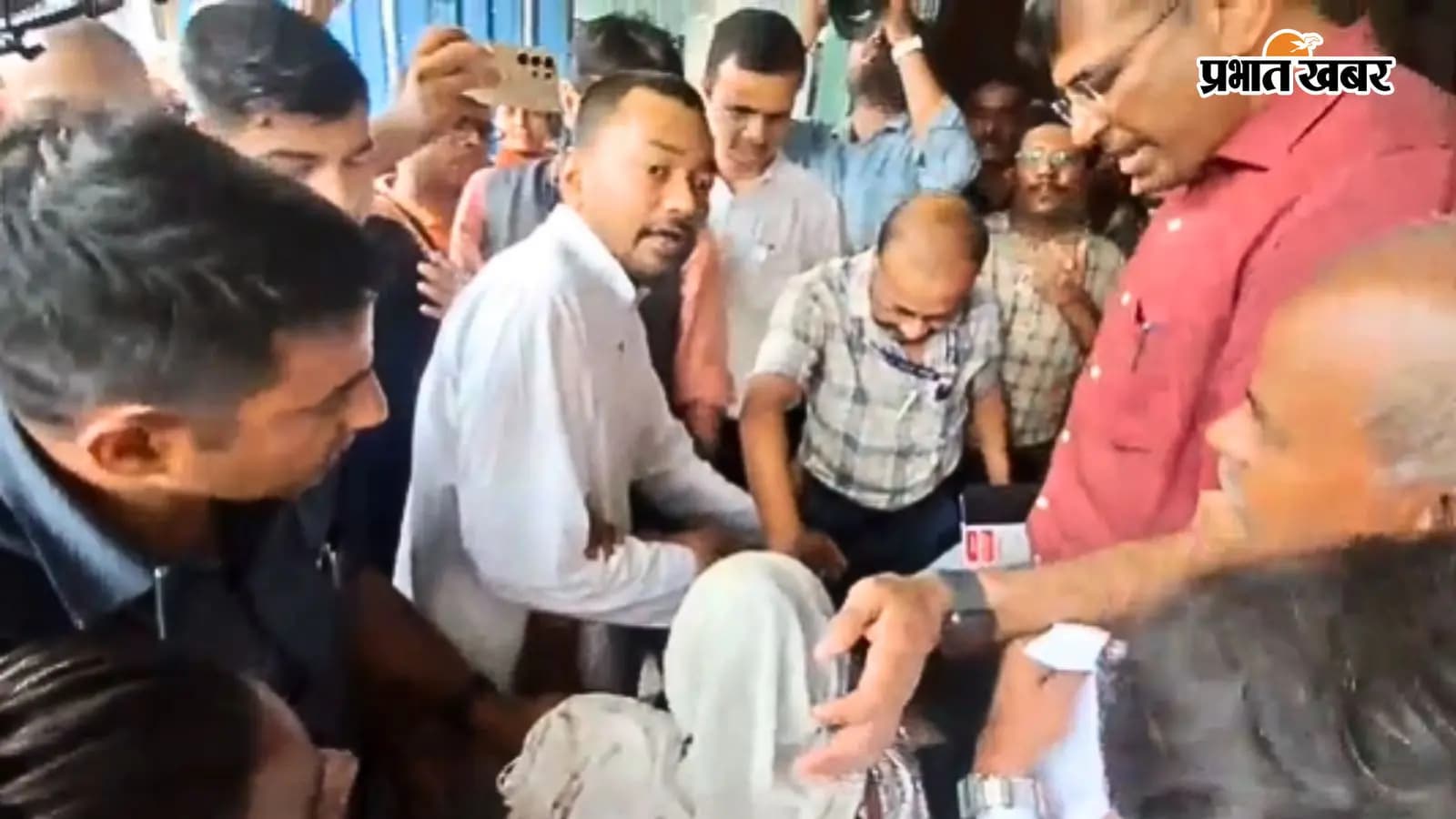 दादी का हाथ पकड़कर डॉक्टर के पास ले जाते निशांत कुमार दादी का हाथ पकड़कर डॉक्टर के पास ले जाते निशांत कुमार