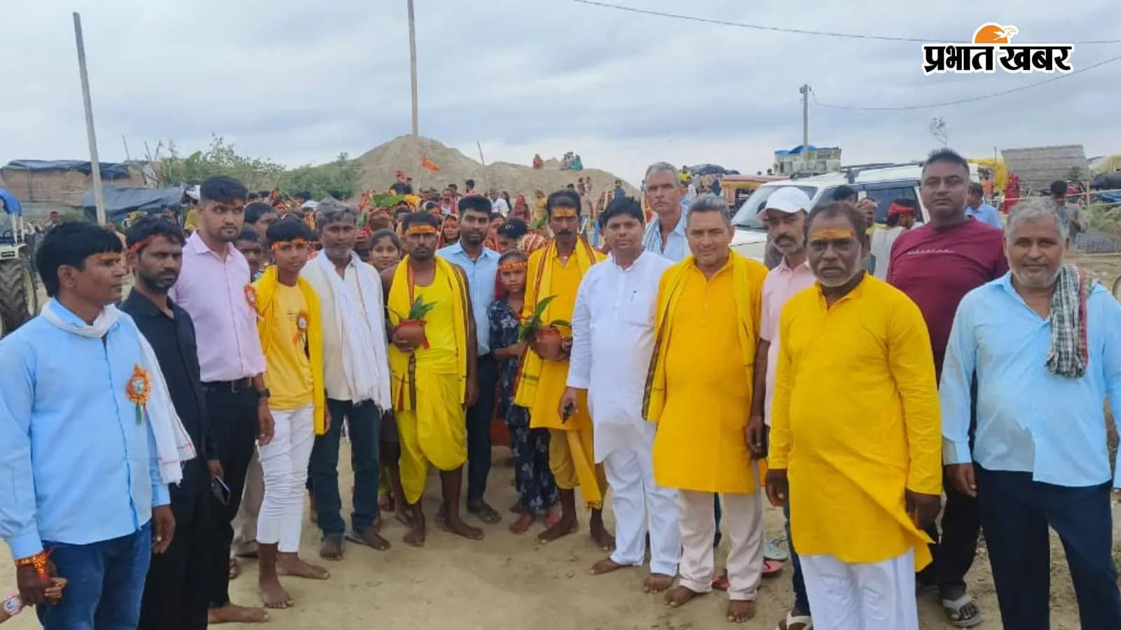 कलश यात्रा में शामिल भक्तगण कलश यात्रा में शामिल भक्तगण