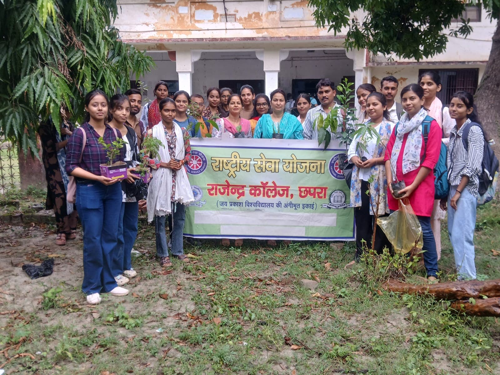 वन महोत्सव सप्ताह पर राजेंद्र कॉलेज में रोपे गये पौधे वन महोत्सव सप्ताह पर राजेंद्र कॉलेज में रोपे गये पौधे