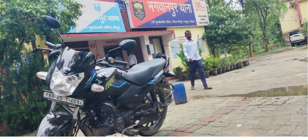 दिन में सीएचसी से चुराया मोबाइल और रात में बाइक ले उड़ा चोर, सुबह चढ़ा पुलिस के हत्थे दिन में सीएचसी से चुराया मोबाइल और रात में बाइक ले उड़ा चोर, सुबह चढ़ा पुलिस के हत्थे