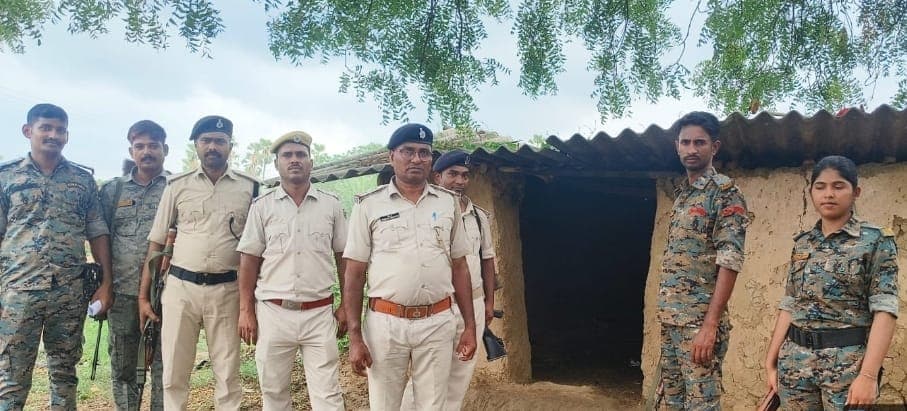 पुलिस की कुर्की कार्रवाई, एक ने किया आत्मसमर्पण तो चार के घरों का नहीं मिला वजूद पुलिस की कुर्की कार्रवाई, एक ने किया आत्मसमर्पण तो चार के घरों का नहीं मिला वजूद